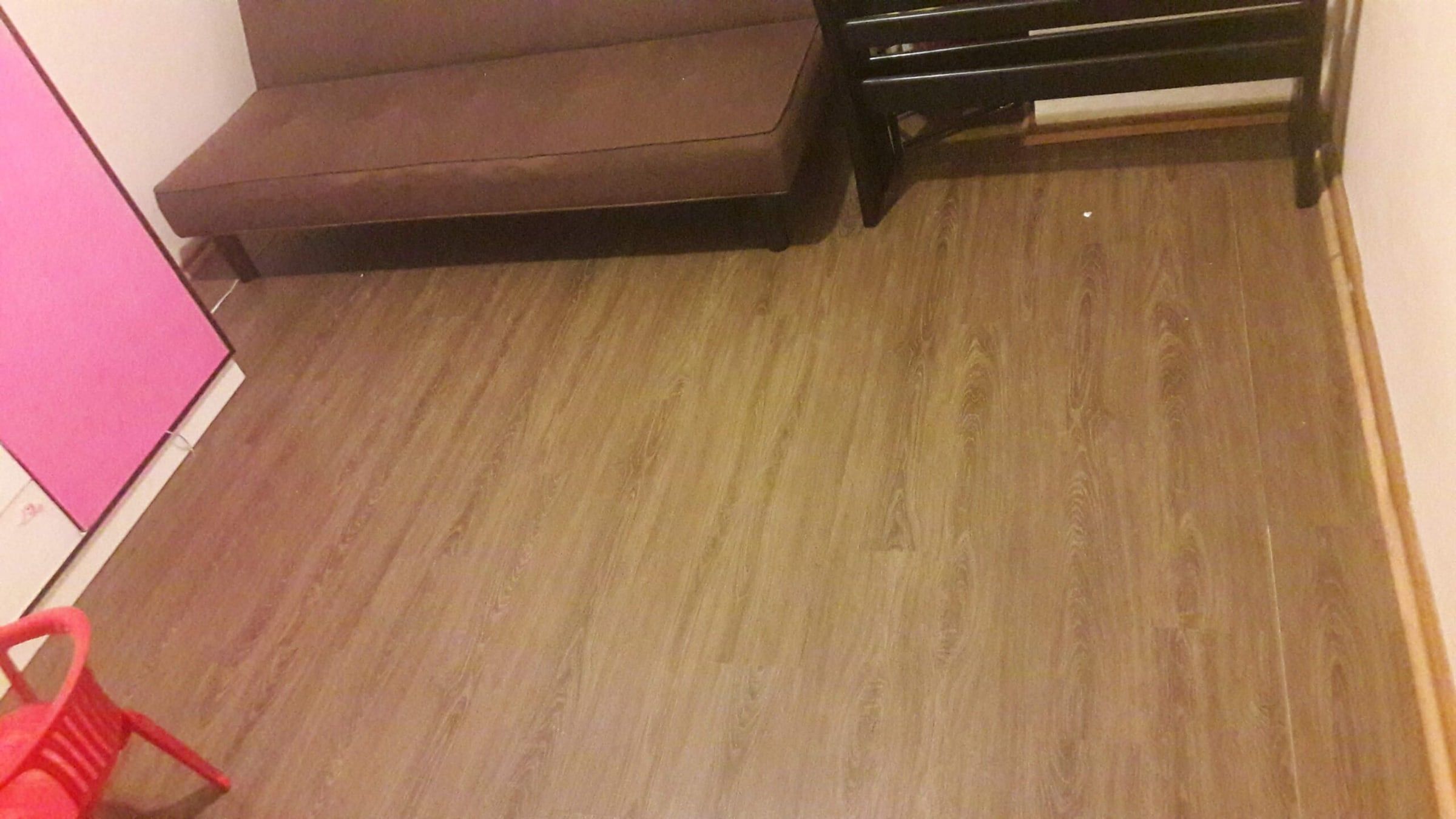 Warm oak SPC flooring in a bedroom