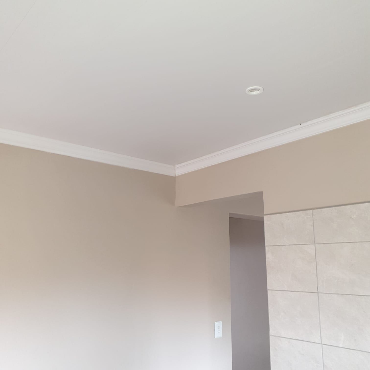 White ceiling and cornice in a new-build room